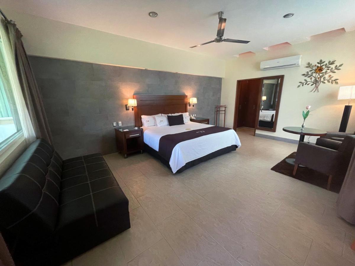 Habitación con cama extragrande.