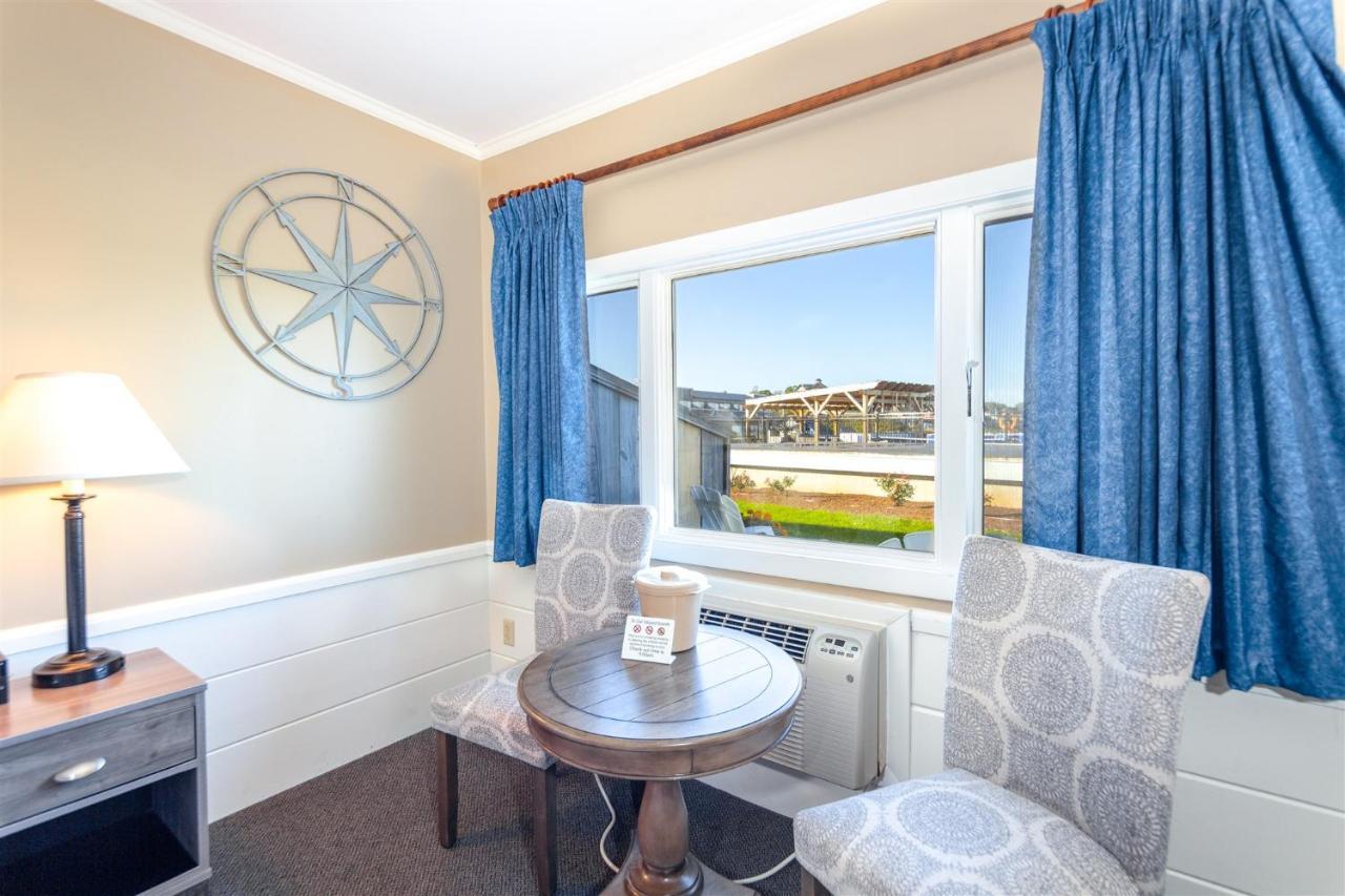 Kamer met Kingsize Bed en Balkon met Uitzicht op het Zwembad