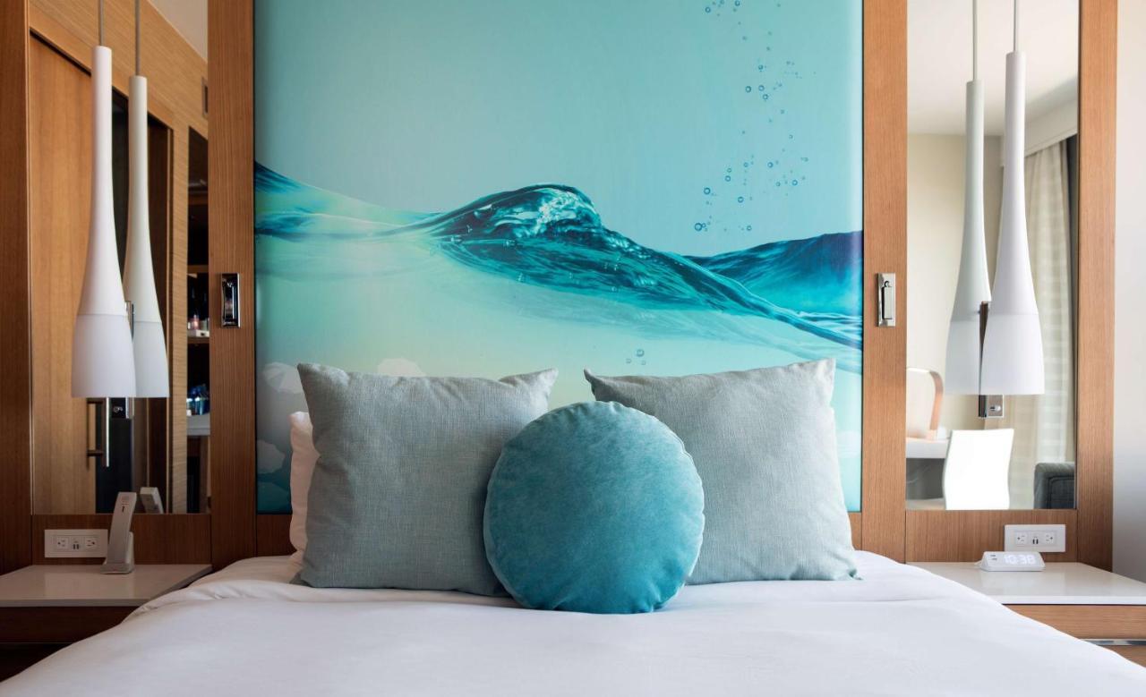 Kamer met een Kingsize Bed en een Gedeeltelijk Uitzicht op de Oceaan