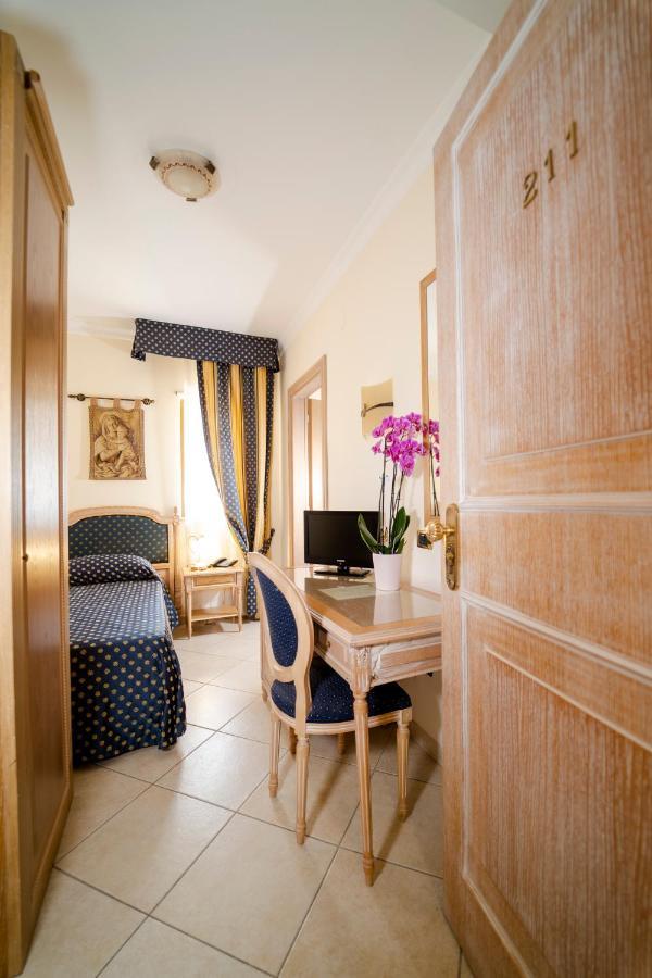 Small Single Room,1318583101:JPEG