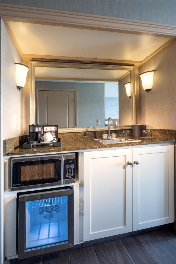 Suite Premier con cama extragrande y vistas a la bahía