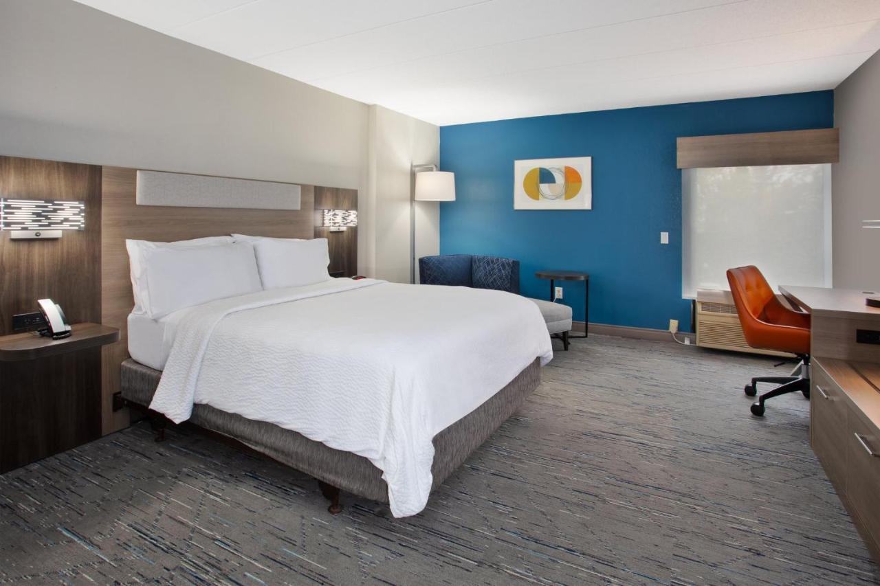 Standard Queen Room with Roll In Shower - Mobility/Communications Accessible