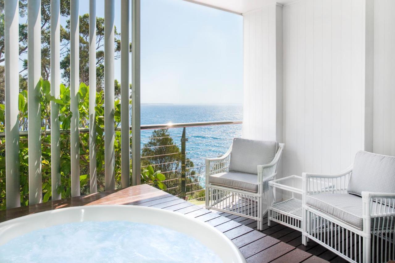 Habitación con cama extragrande y bañera de hidromasaje