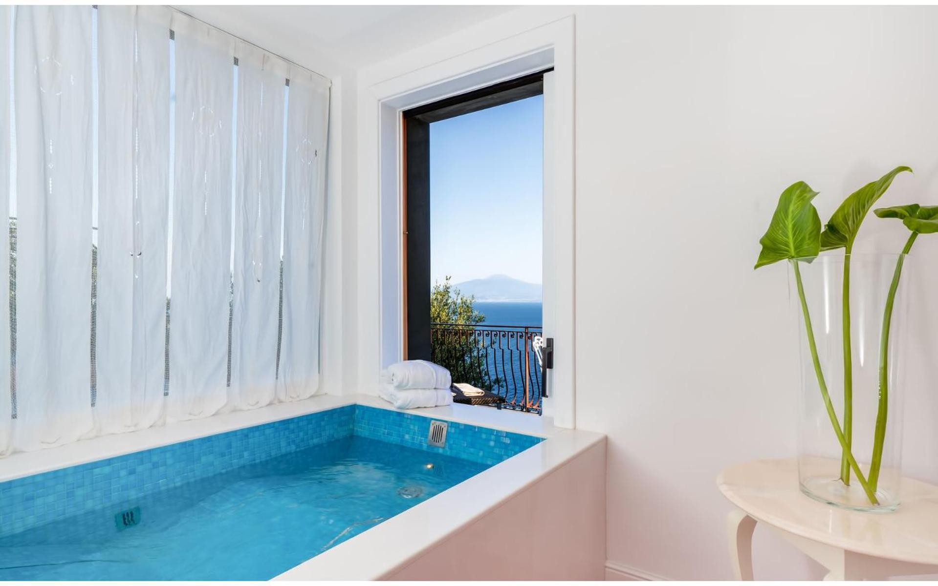 Suite mit Kingsize-Bett, Whirlpool-Badewanne, Terrasse und Meerblick