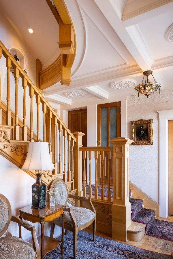 Habitación con cama grande