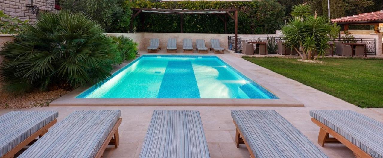 Luxuriöses Doppelzimmer mit Terrasse und Poolblick