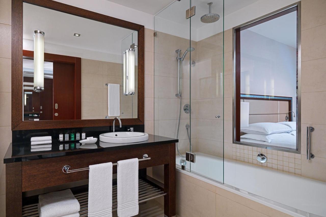 Executive room, Club Lounge and Spa access level, Guest room