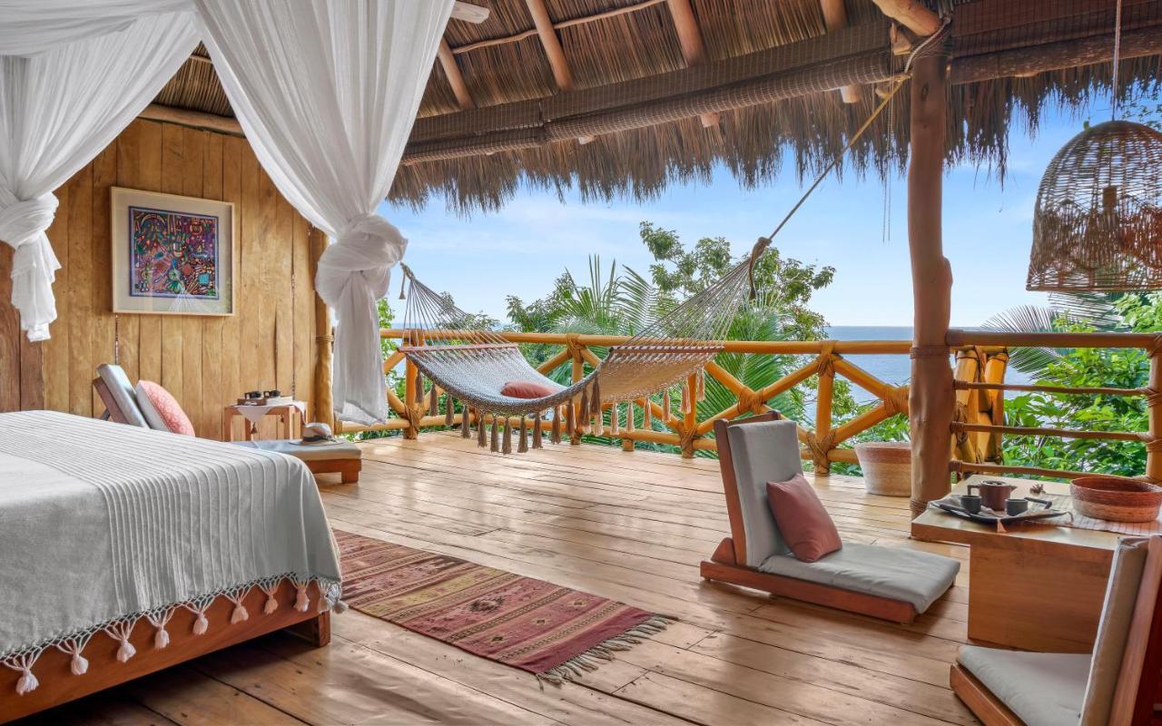 Habitación con cama grande y vistas al mar
