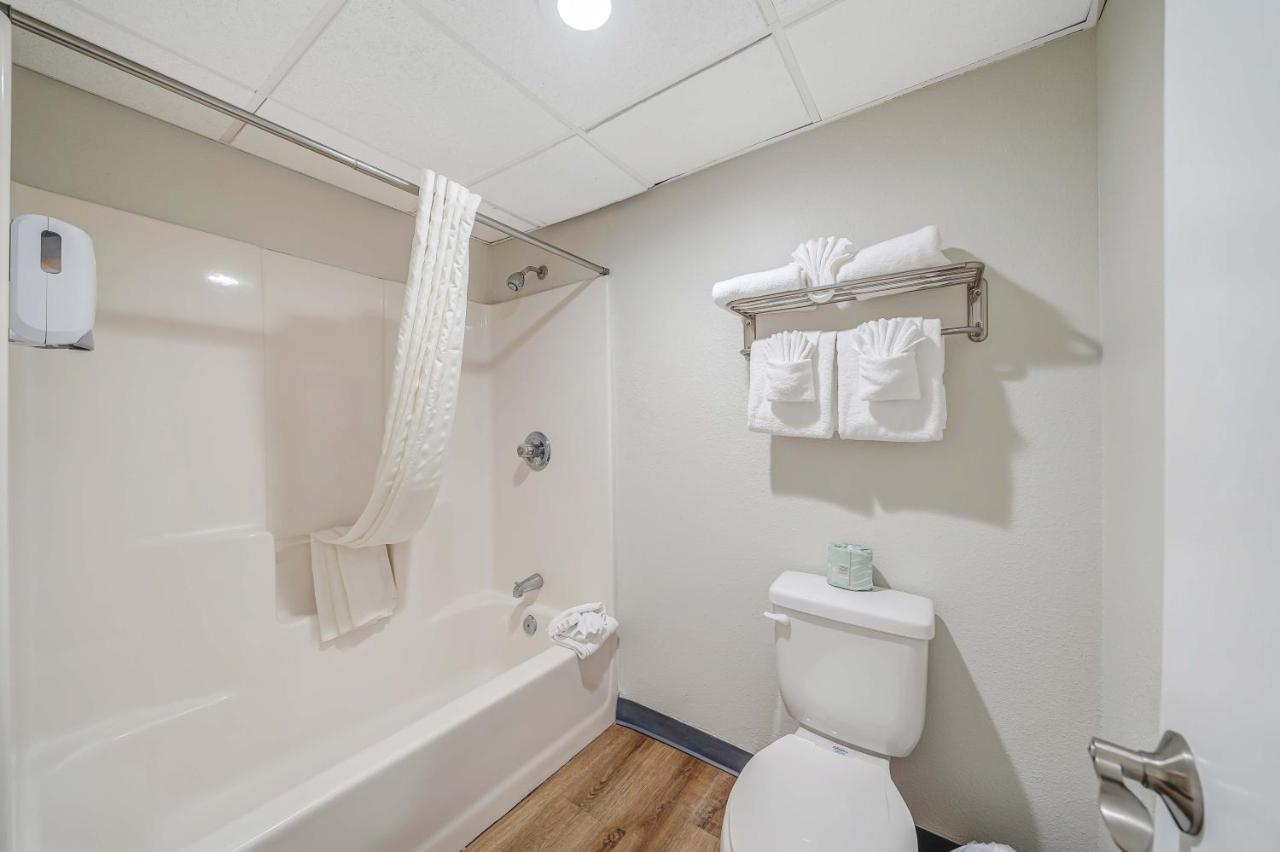 Beachfront Walkout Room - Queen/Queen with Kitchen Split Accommodations