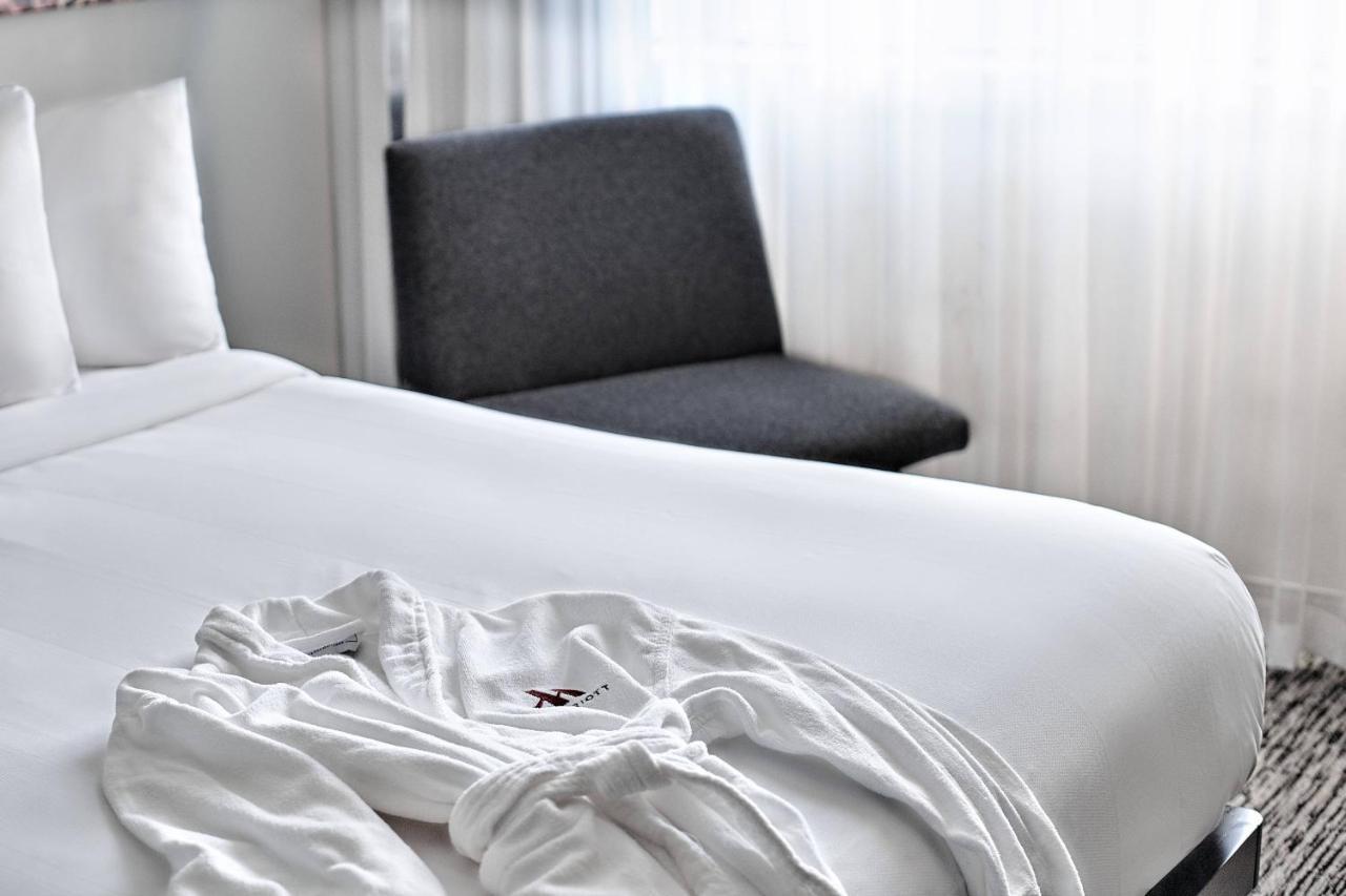 Queen Room with Two Queen Beds and Club Lounge Access - Hearing Accessible/High Floor