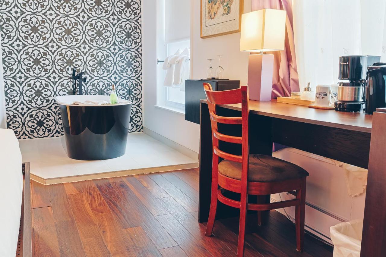 Deluxe Room Bath