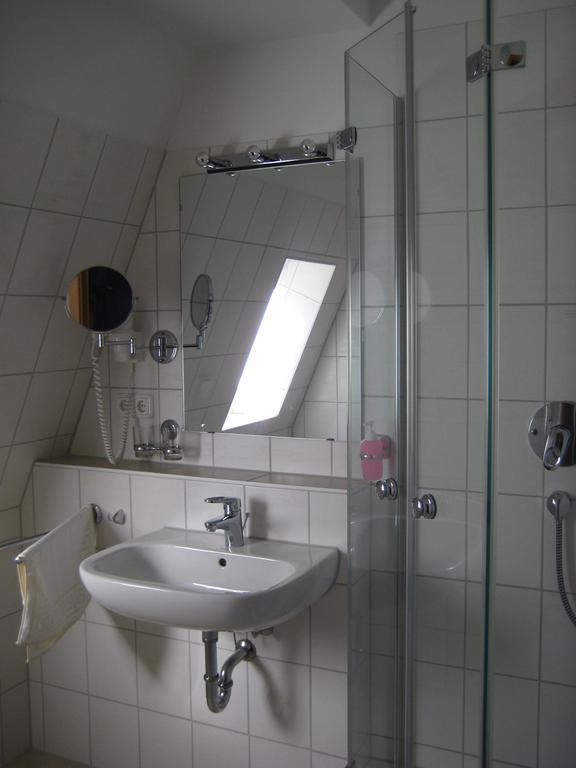 Basic Double or Twin Room,136717656:JPEG