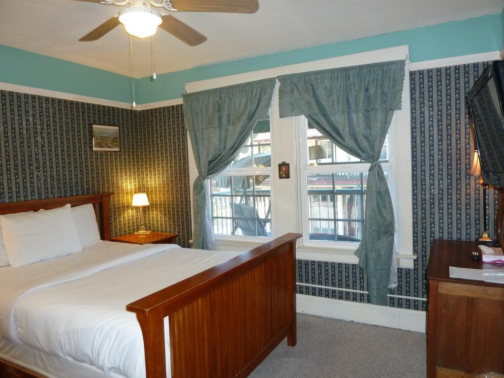 Standard Queen Room