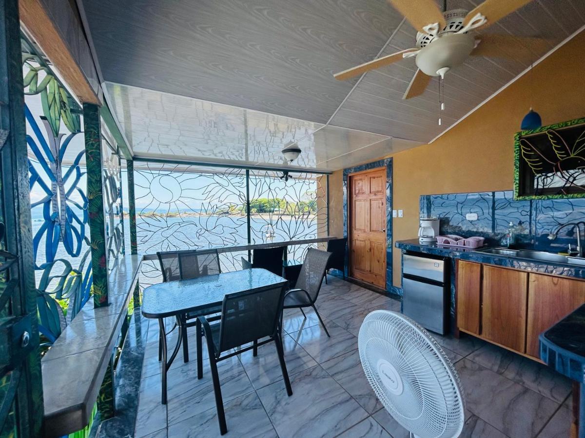 Habitación con cama grande y vistas al mar