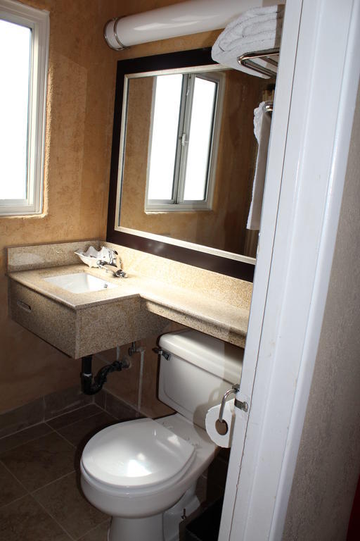 Habitación con cama grande
