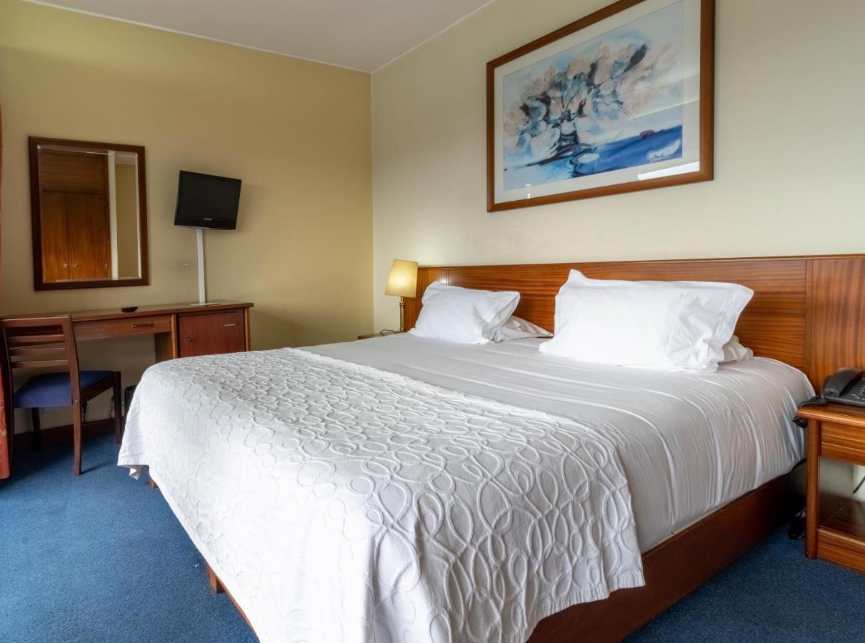 Habitación con cama grande