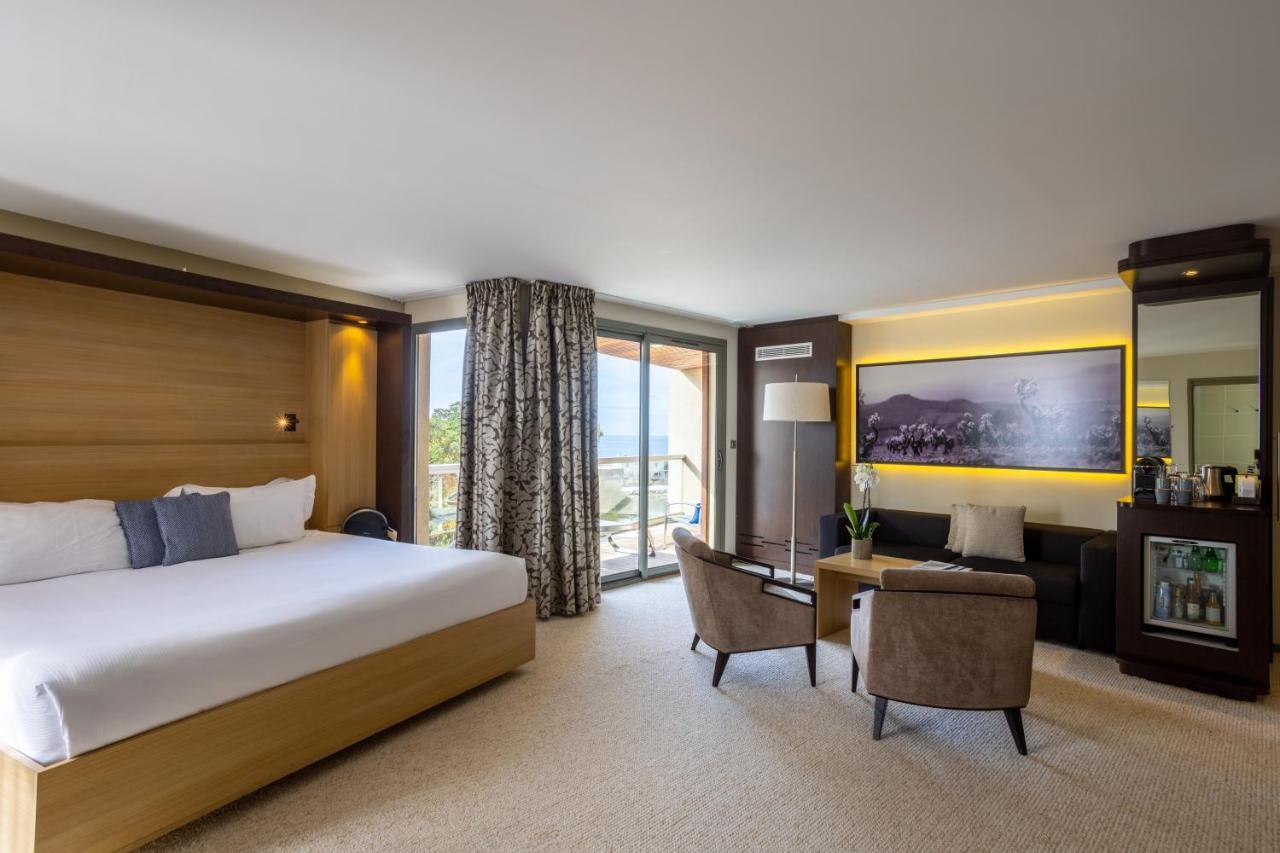 Suite Junior con vistas parciales al mar