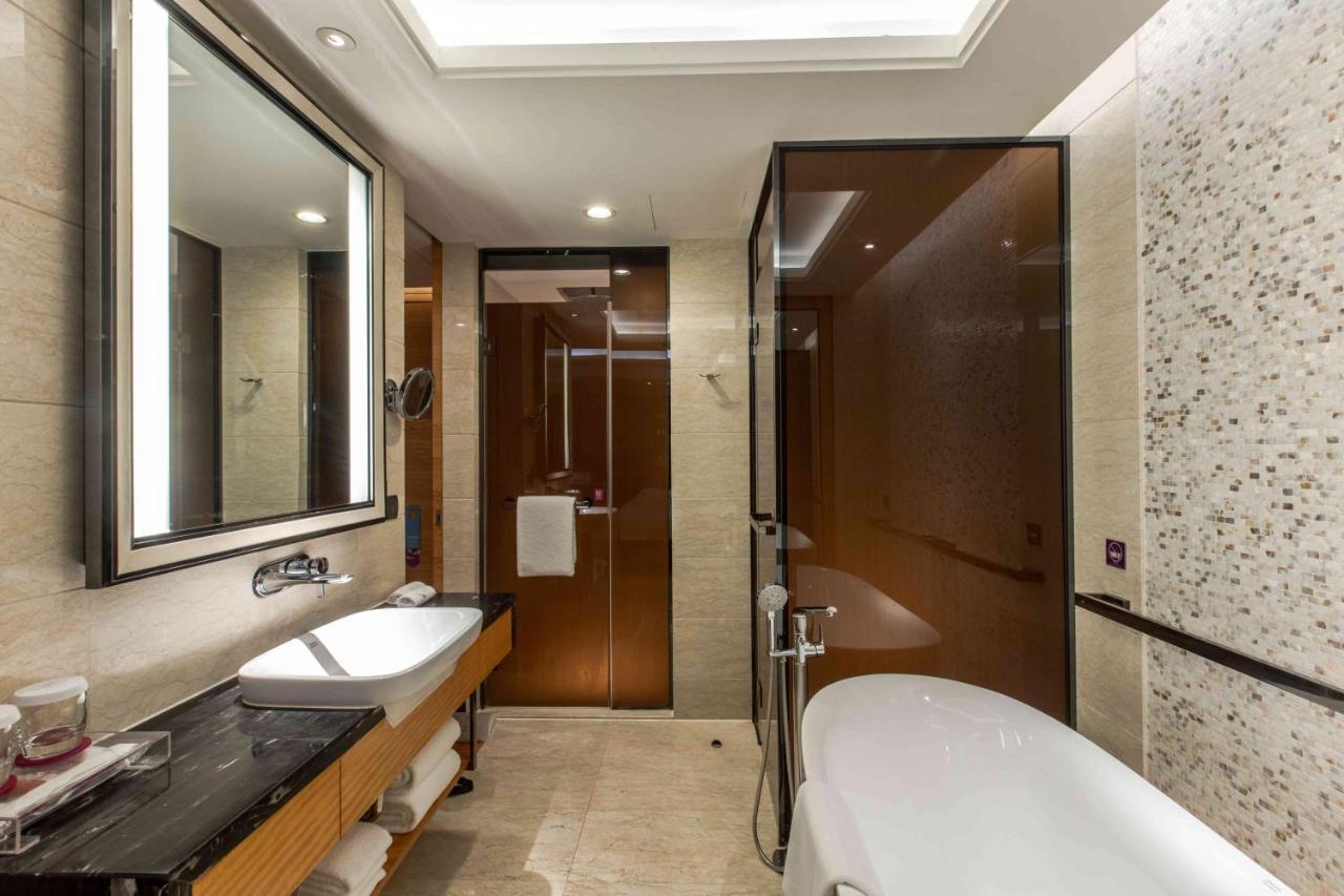 Standard King Room with River View - Lounge Access