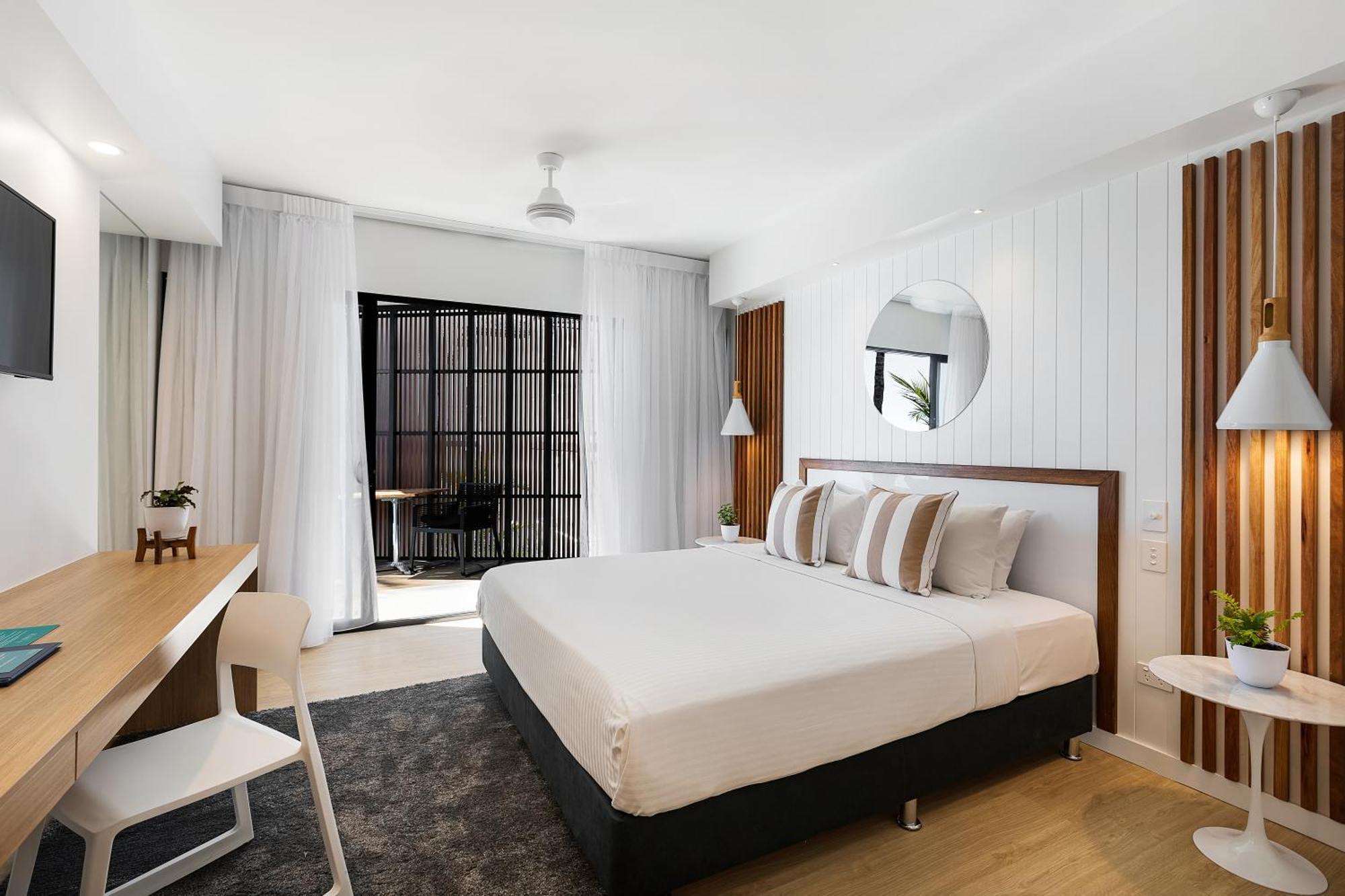 Kamer met een Balkon en een Kingsize Bed