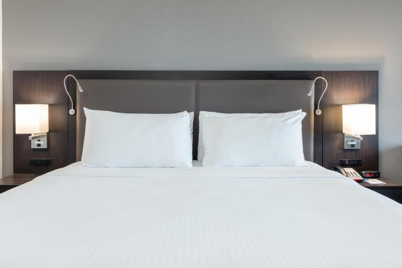 King Suite with Bath Tub and City View - Mobility/Hearing Accessible - Non-Smoking