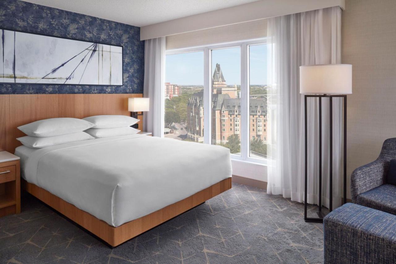 Guest room, 1 Queen, River view, Corner room