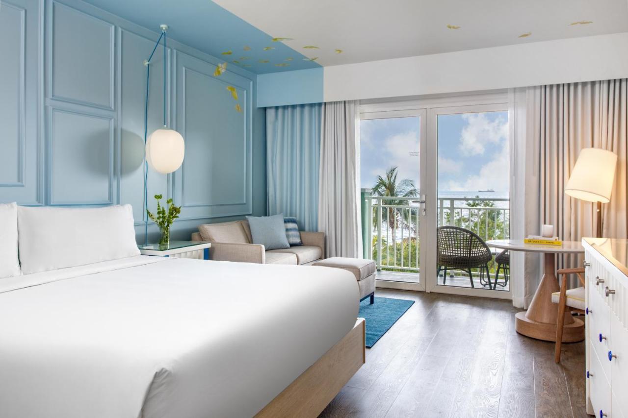 Habitación con cama extragrande y vistas al mar