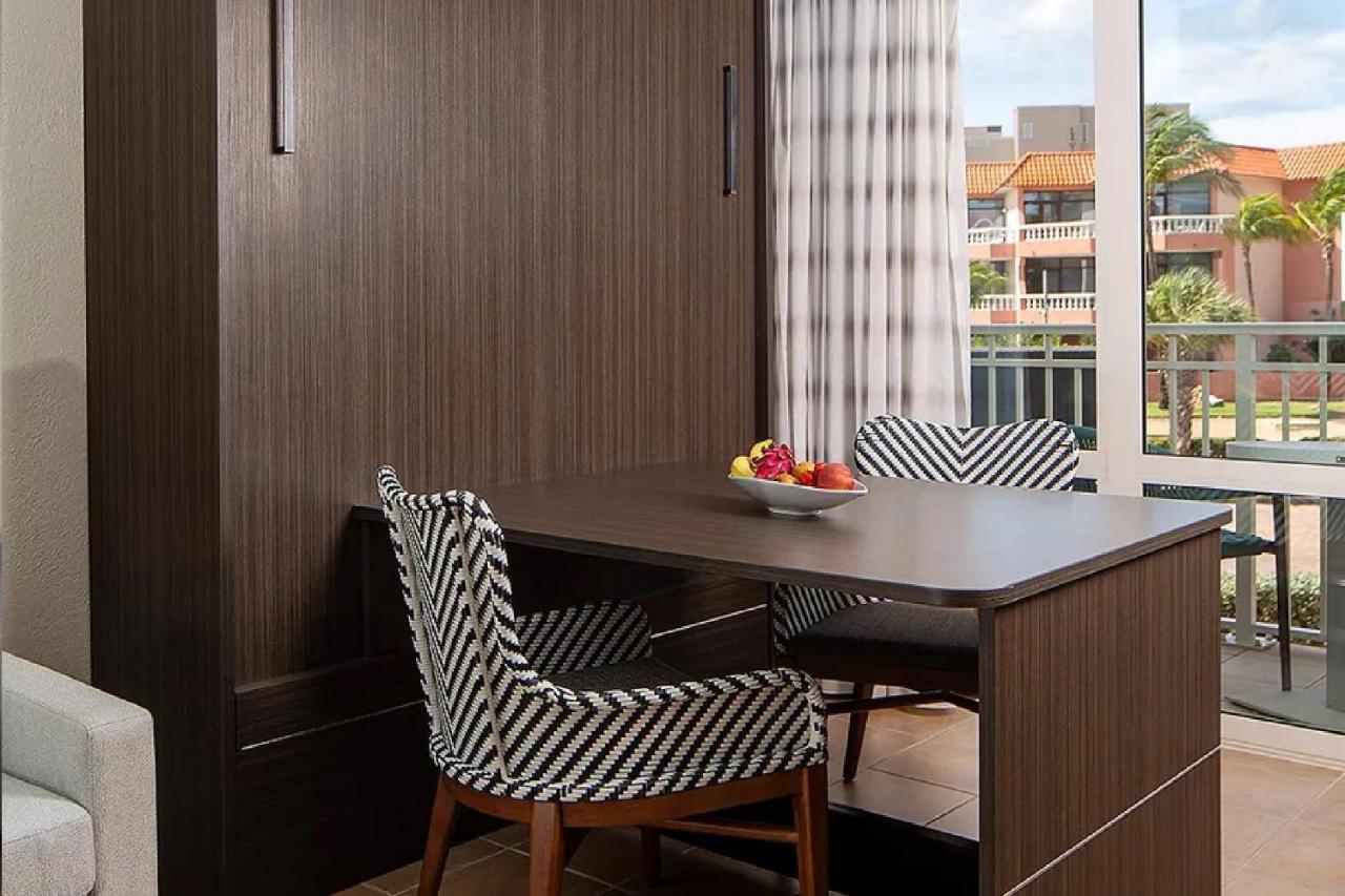 Suite con cama extragrande y vistas al mar