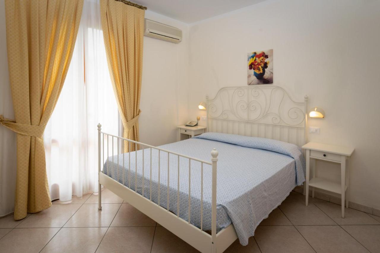 Camera Matrimoniale/Doppia con Letti Singoli con Vista Mare Parziale