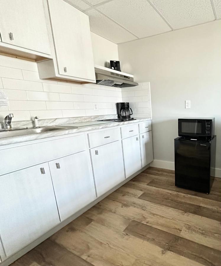 Queen Room with Kitchenette - Landside
