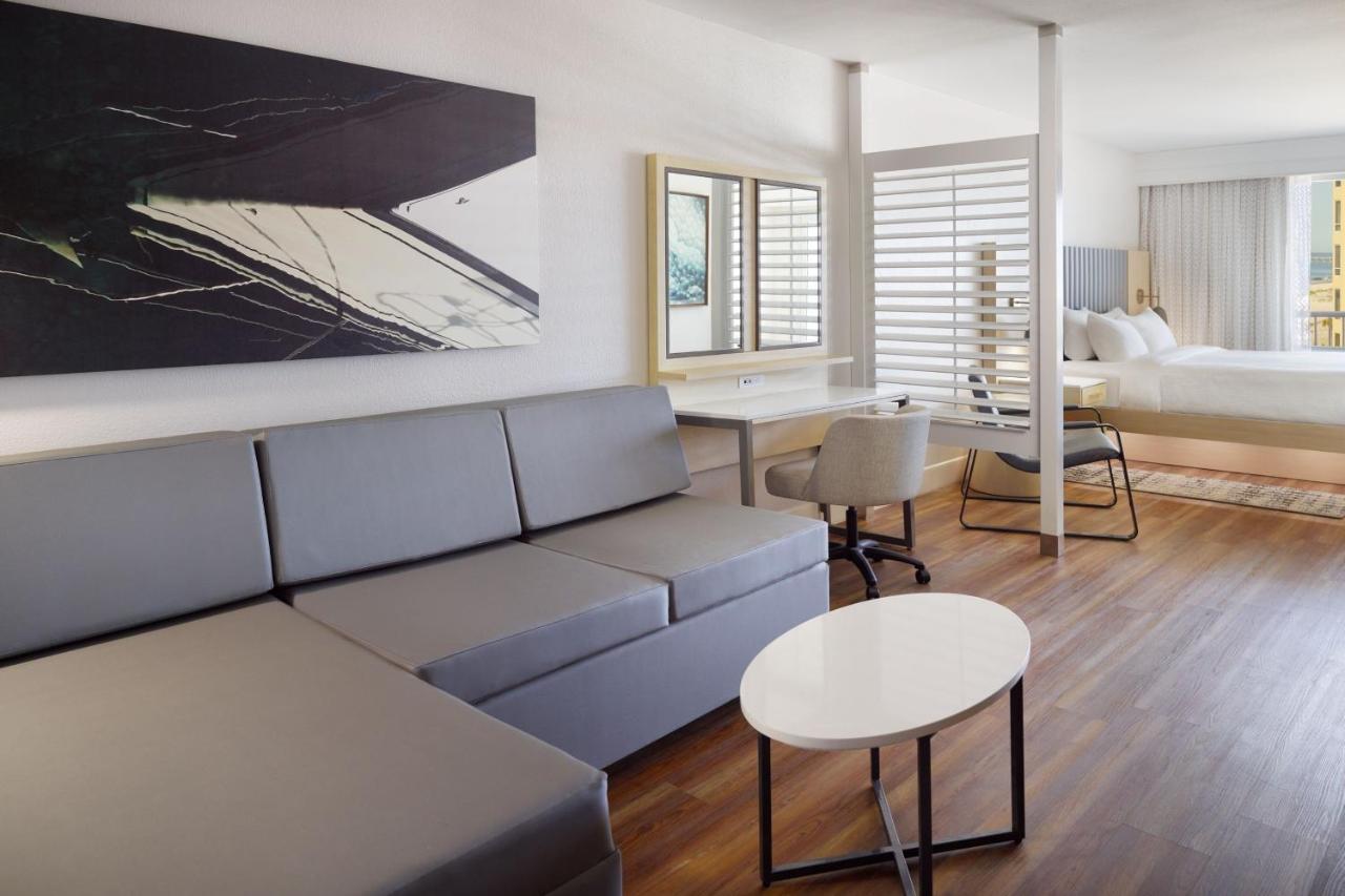Estudio con cama extragrande, balcón y vistas a la piscina