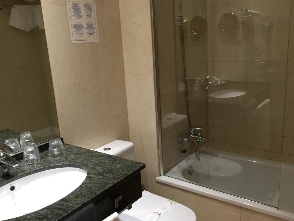 Doppelzimmer mit Zustellbett und Blick auf den Pool