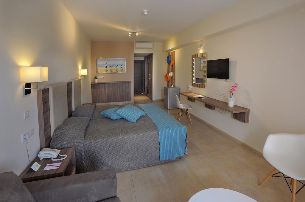 Habitación Familiar con vistas a la piscina
