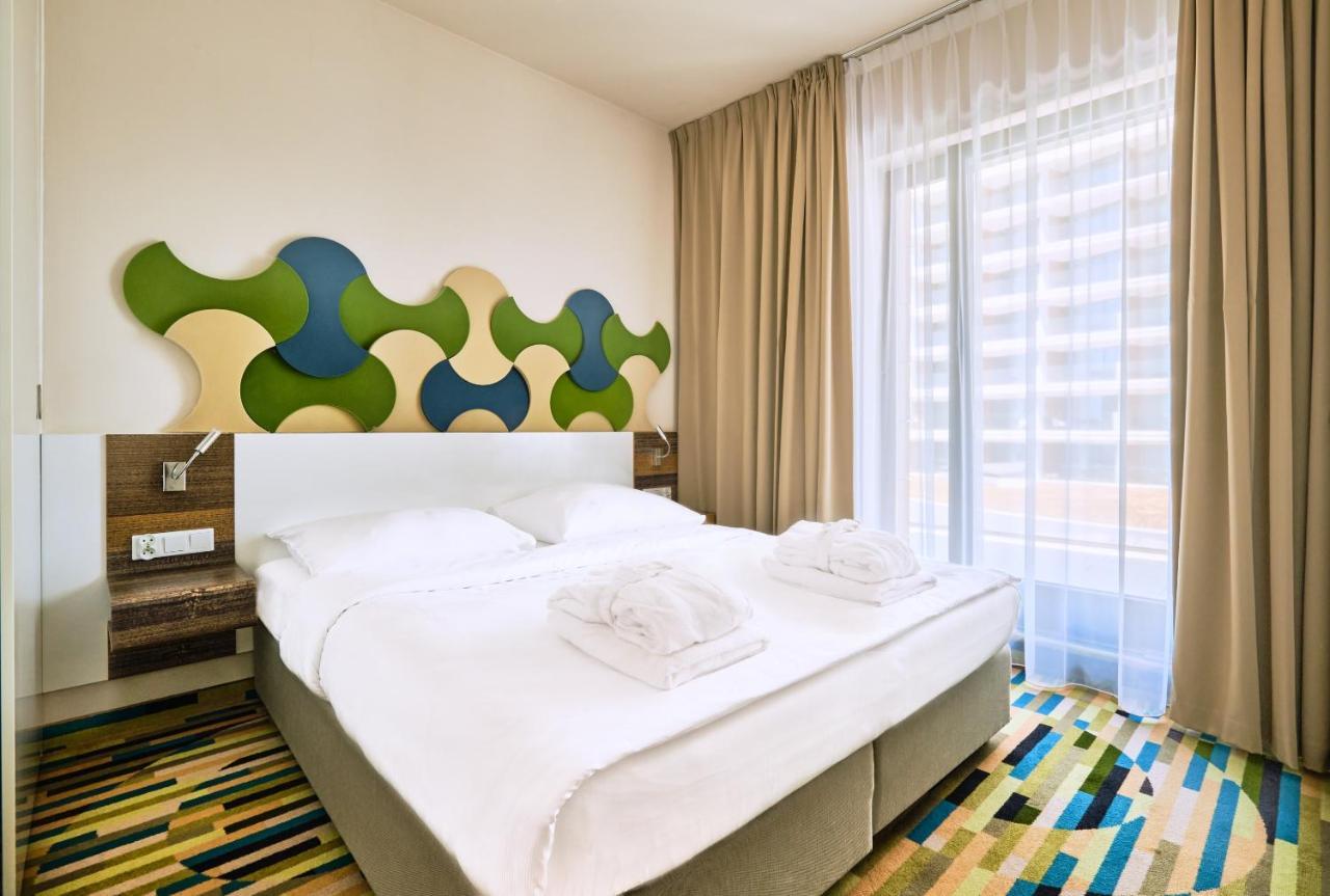 Deluxe Suite Partial Sea View