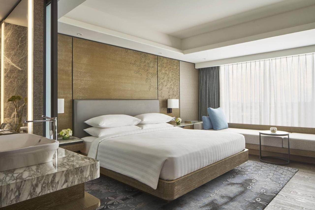 M Club lounge access, Guest room, 1 King, Pool view