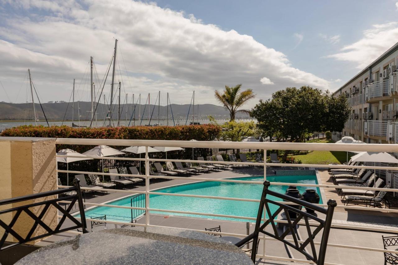Guest room, 1 King, Poolside view