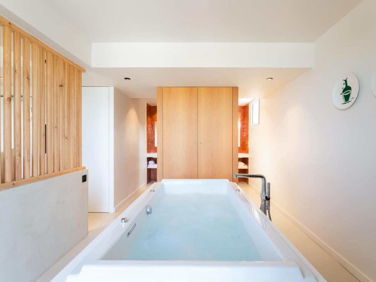 Suite with Hot Tub