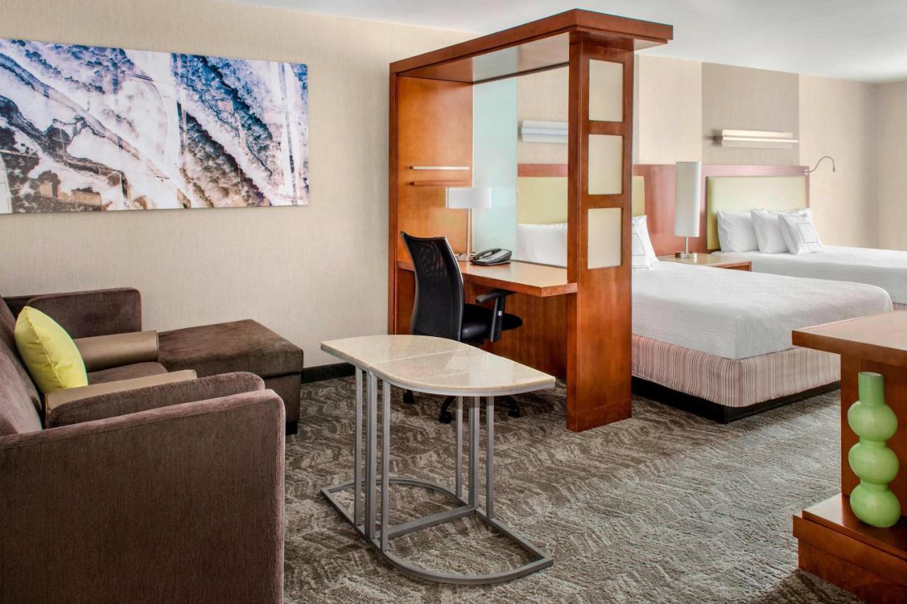 Queen Suite with Two Queen Beds, Bathtub and Trundle Sofa - Mobility Access/Hearing Accessible