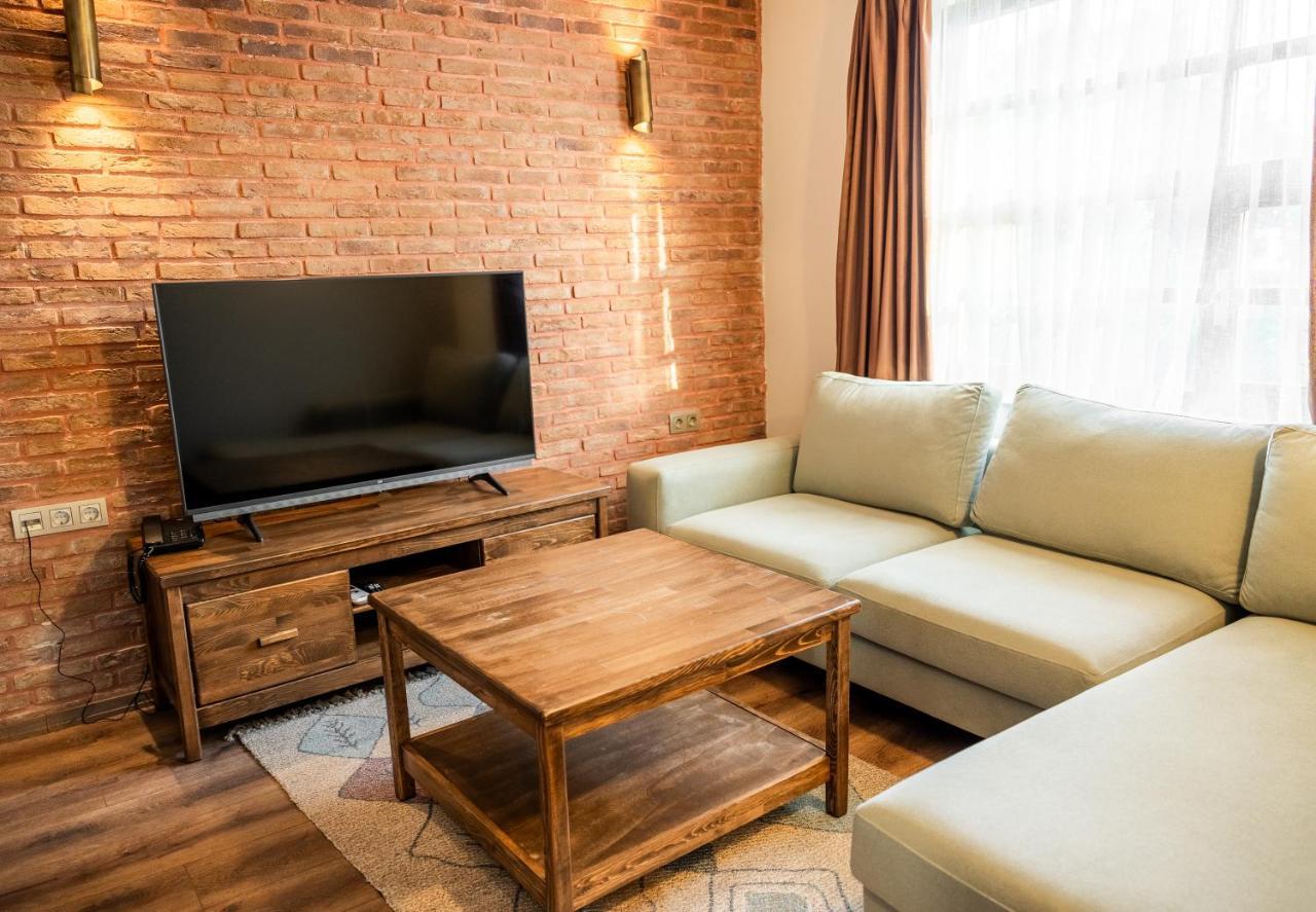 Habitación con cama extragrande y vistas al jardín