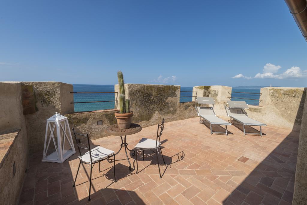 Zimmer mit Kingsize-Bett und Whirlpool