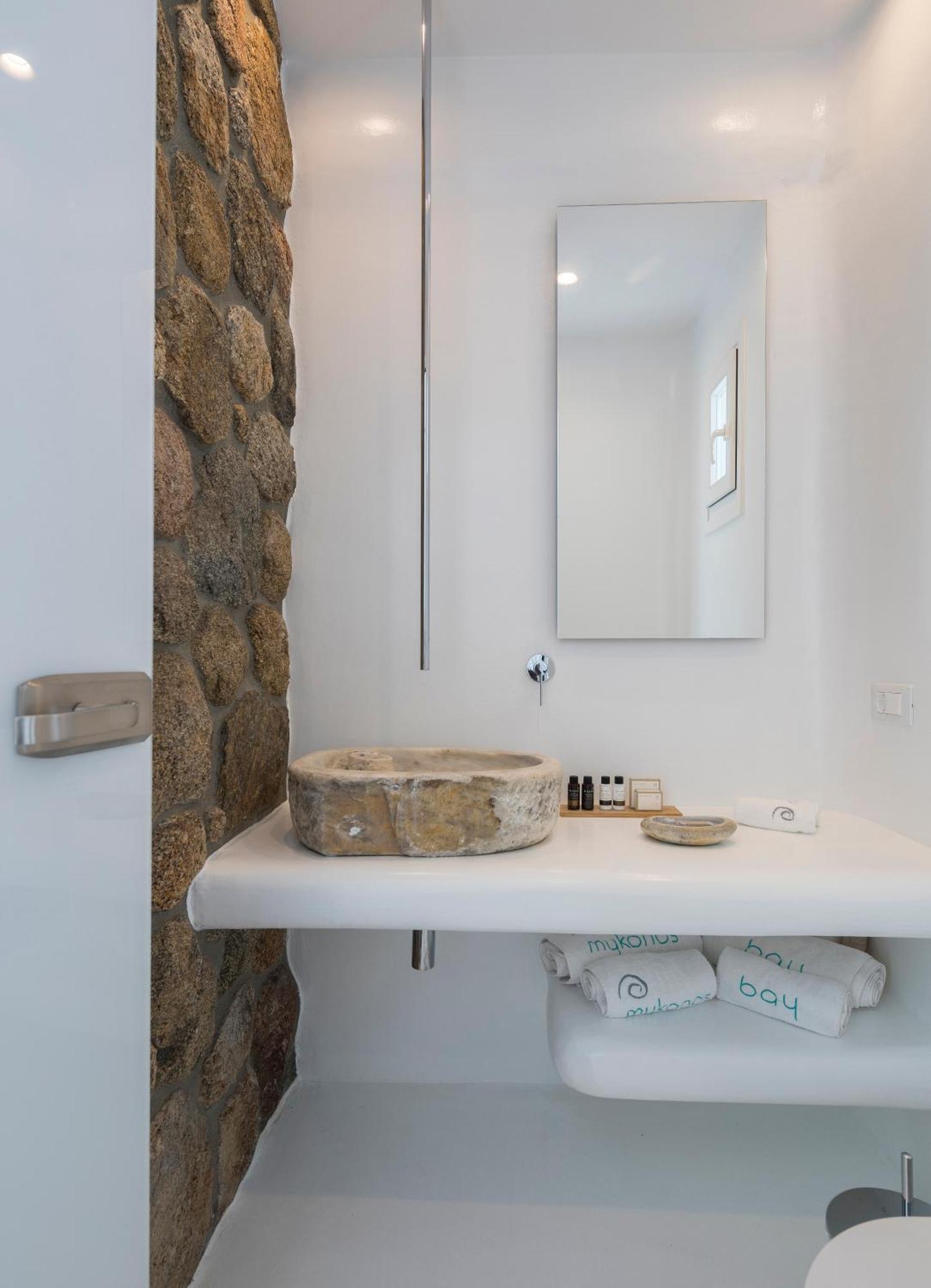 Private Luxury Two-Bedroom Art Suite Outdoor Hot Tub Sea View & Private Pool Annex