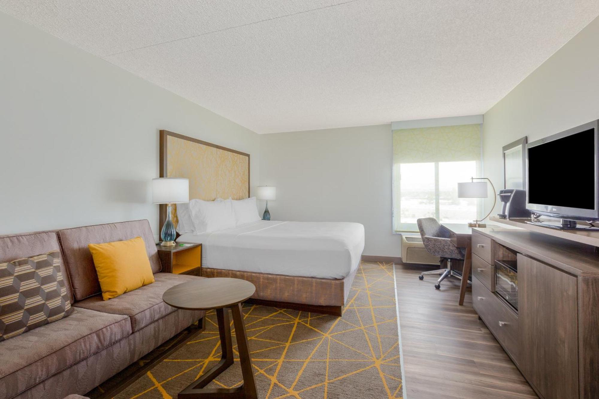 Habitación Doble Estándar con cama grande y sofá cama