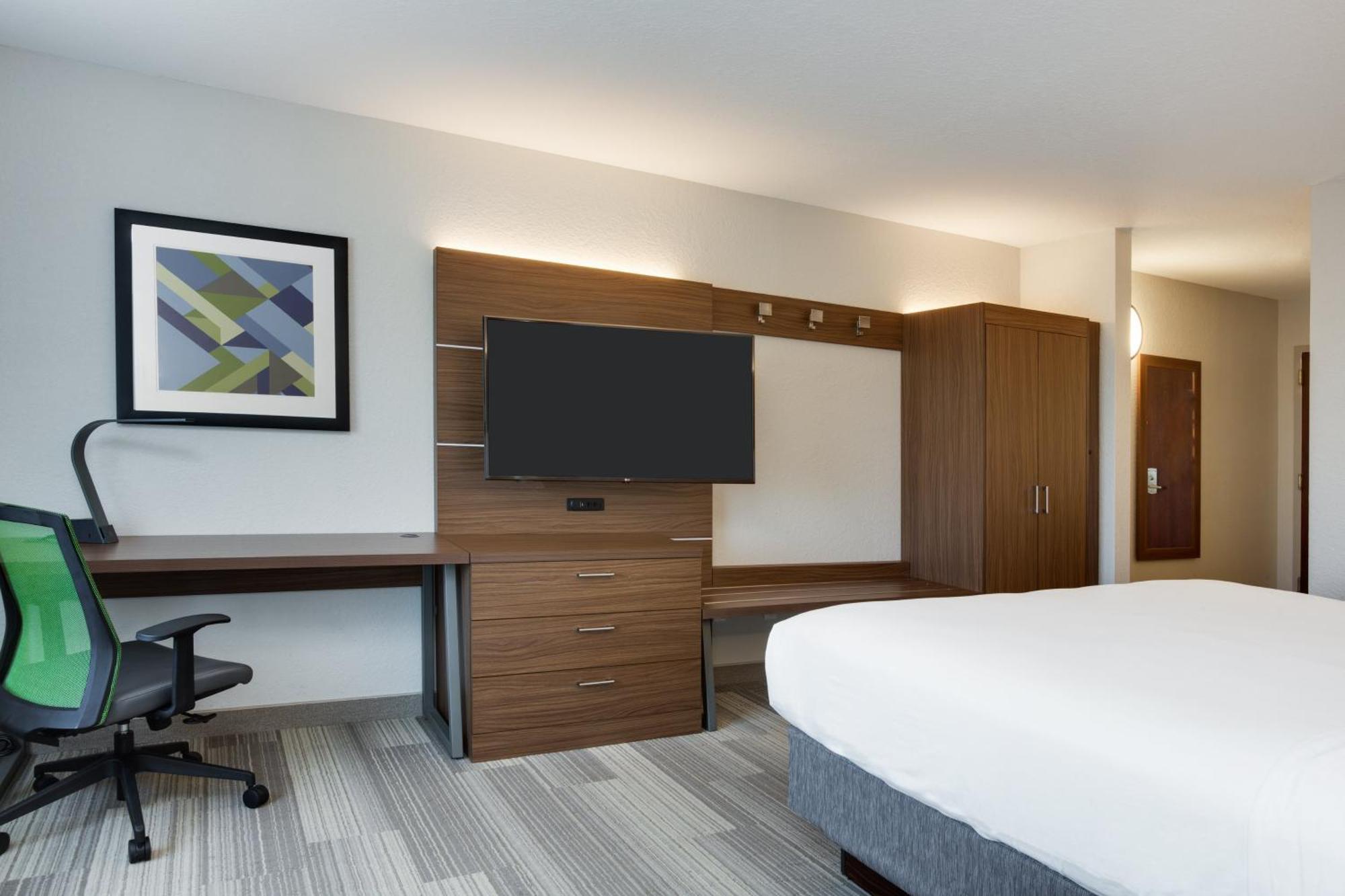 King Suite Hearing Accessible or Non-Smoking