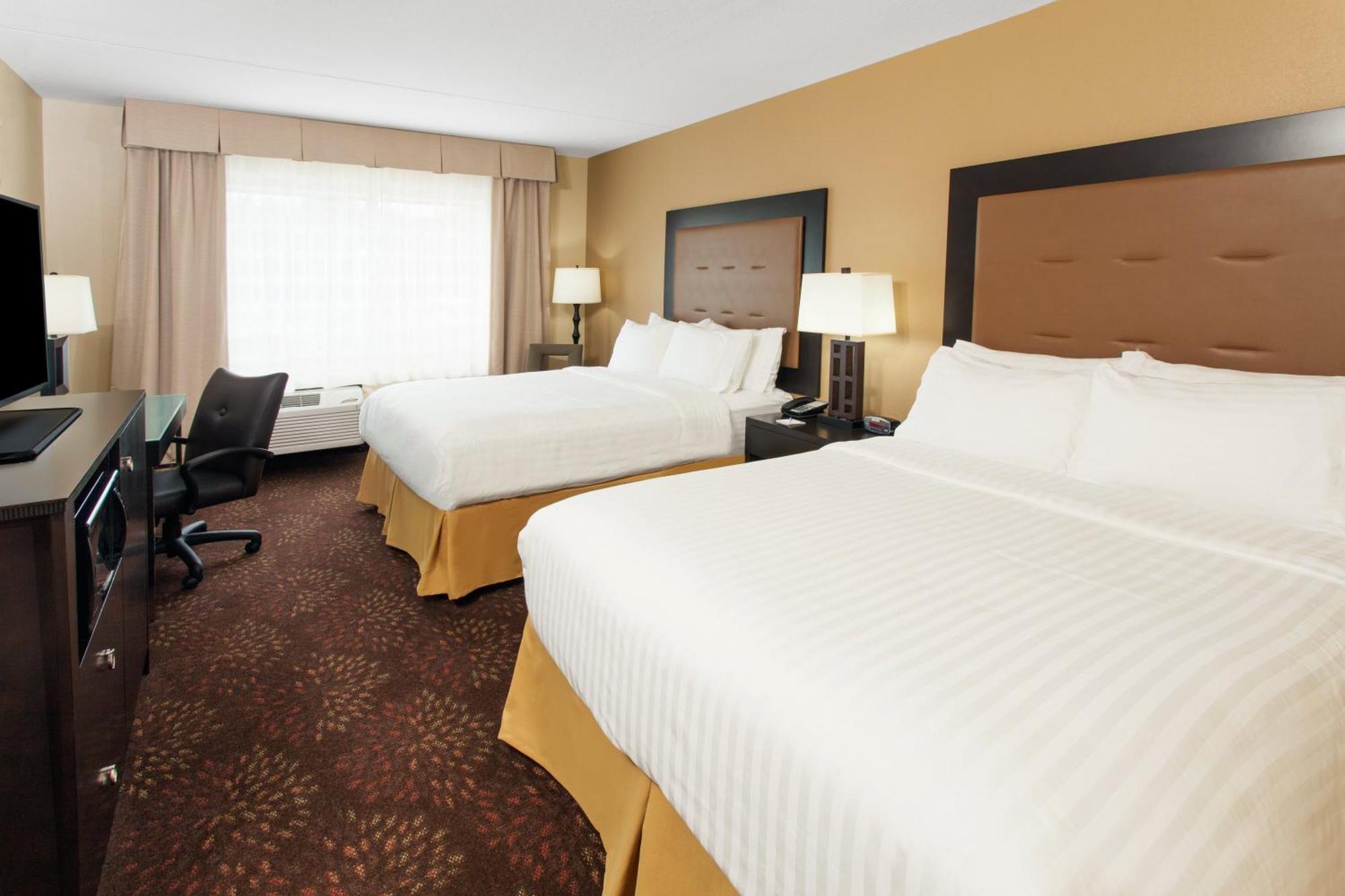 Queen Room with Two Queen Beds Hearing Accessible with Roll-In Shower - Non-Smoking