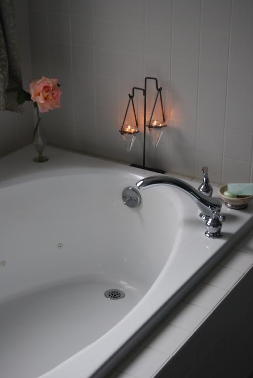 Queen Suite with Spa Bath