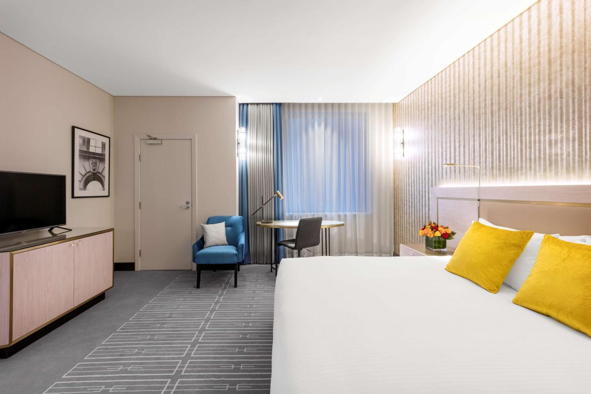 Premier Queen Room Atrium View