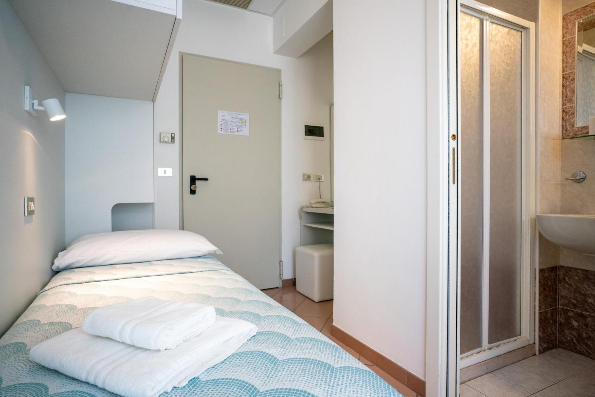 Single Room,1246976668:JPEG
