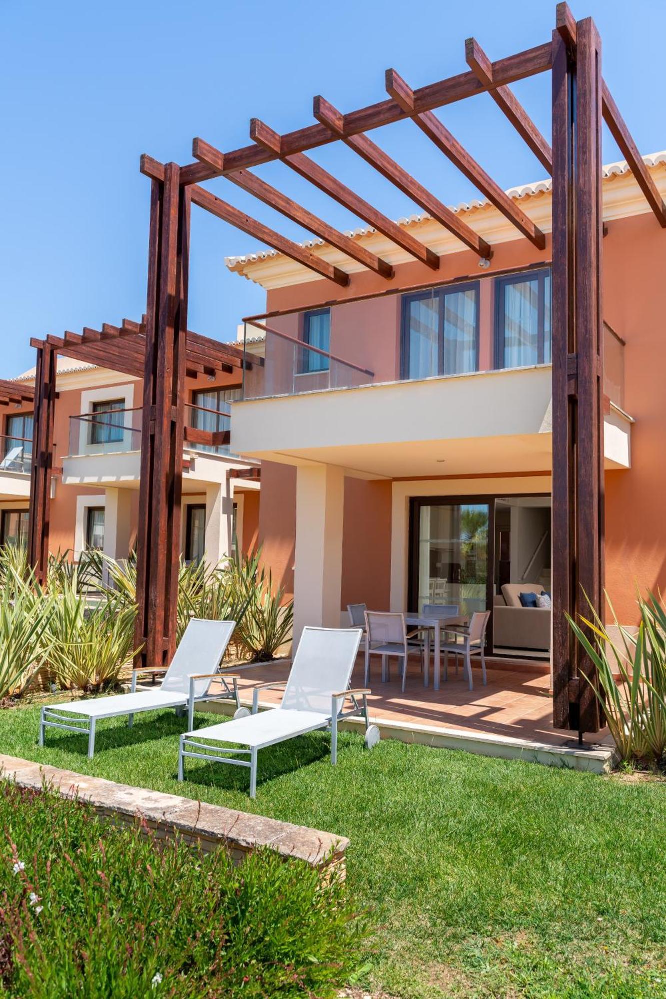 Three-Bedroom Luxury Townhouse Pool View