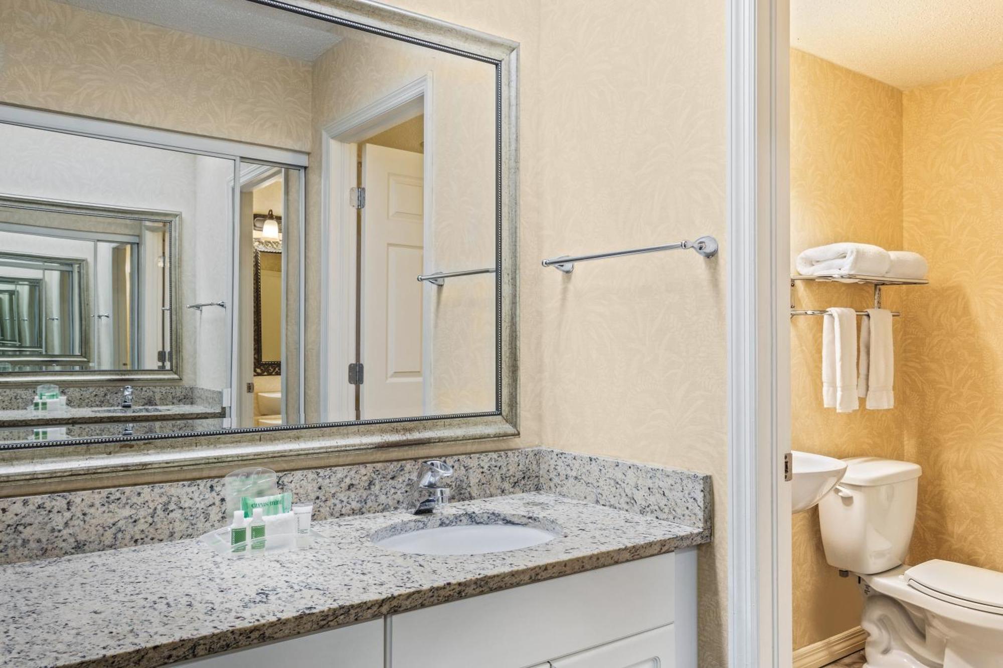 Habitación con bañera adaptada para personas con movilidad reducida - 2 camas grandes