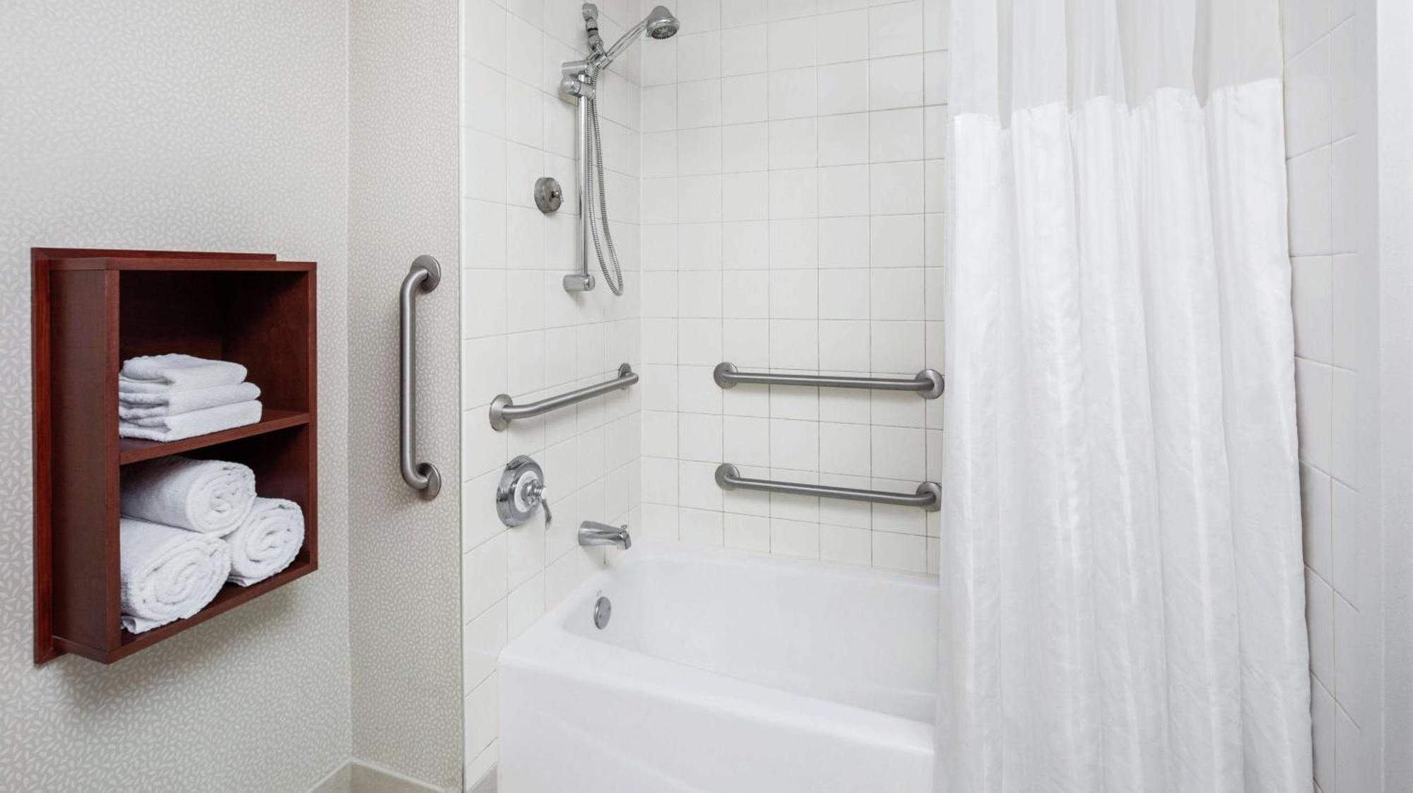 Habitación con bañera adaptada para personas con discapacidad auditiva y movilidad reducida - Cama extragrande