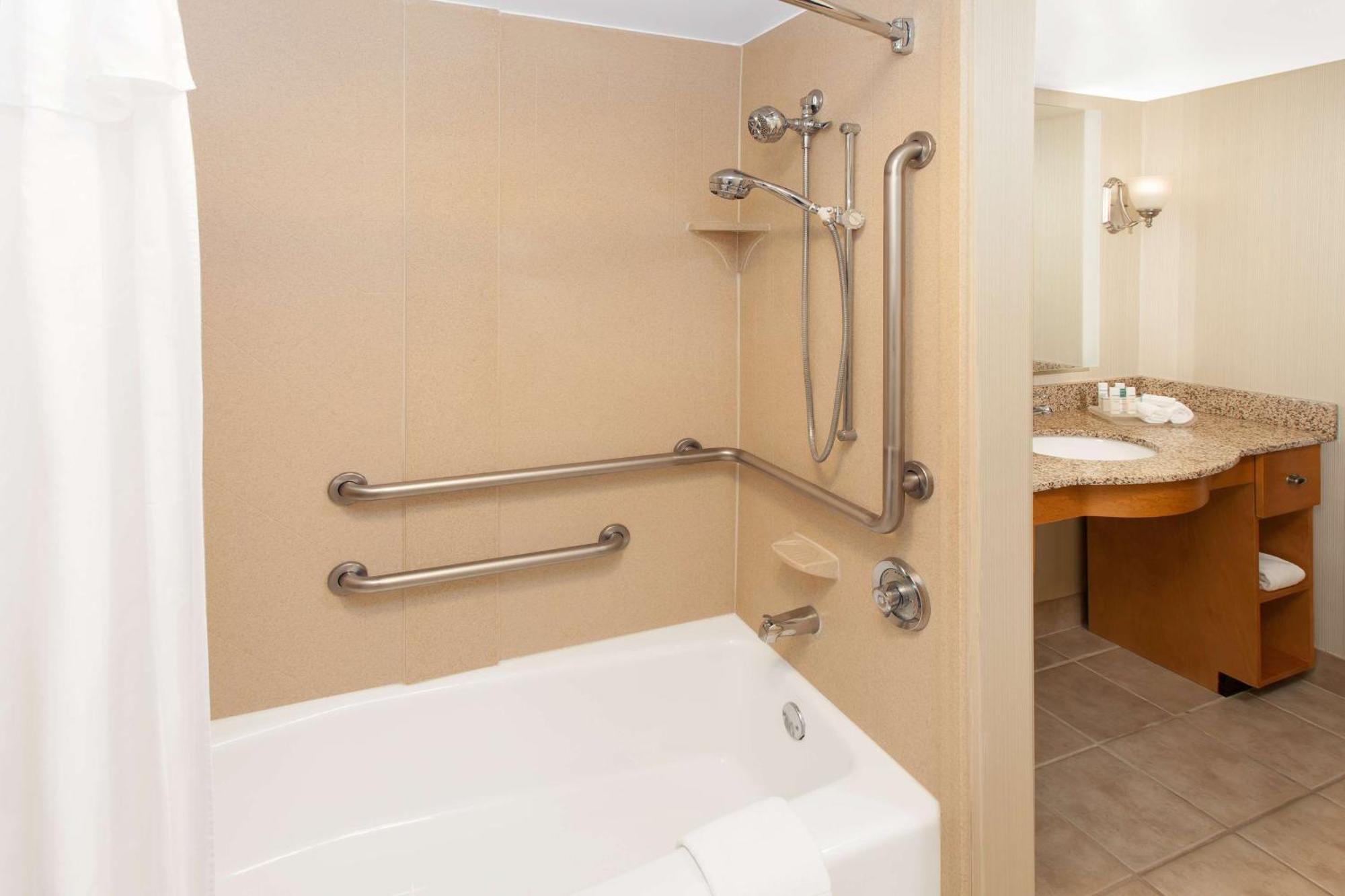Queen Suite with Tub - Mobility Access/Non-Smoking